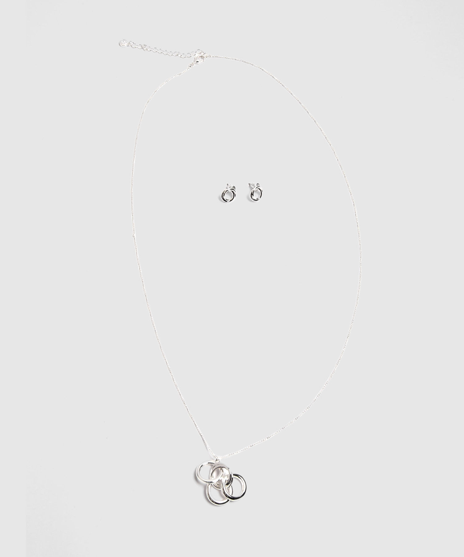 Set Plateado Con Collar Y Aretes De Aros Entrelazados