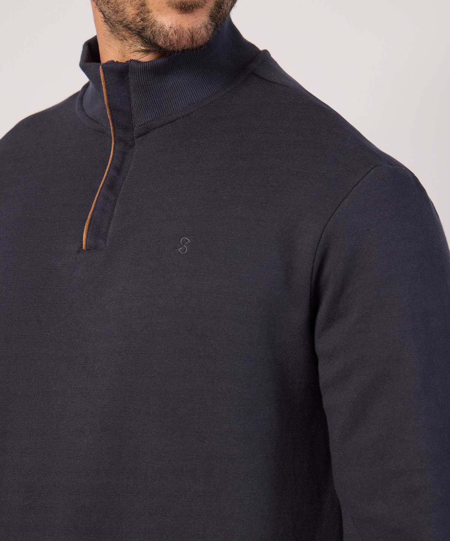 Buzo Unicolor Con Cuello Alto 