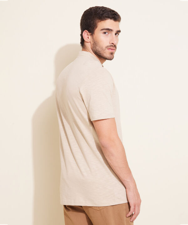 Polo Unicolor, Cuello Mao Con Bolsillo Y Silueta Regular Fit