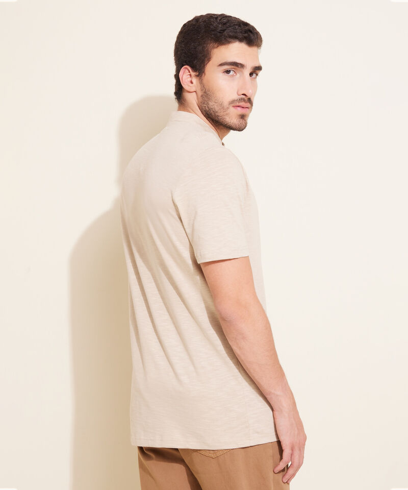 Polo Unicolor, Cuello Mao Con Bolsillo Y Silueta Regular Fit
