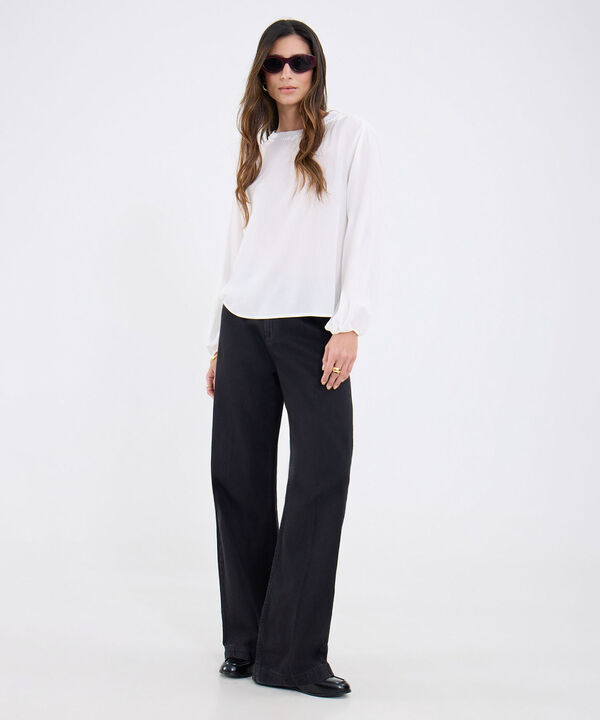 Blusa Unicolor Texturizada Con Cuello Perlado image number null