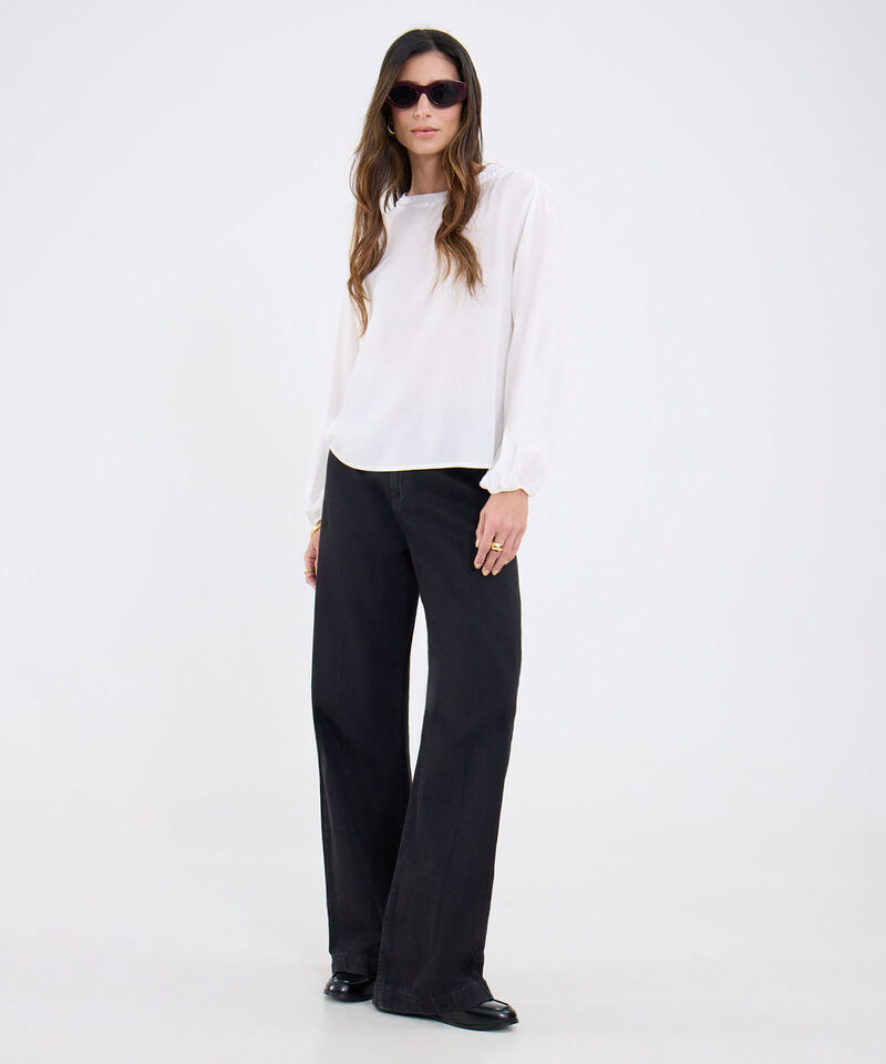Blusa Unicolor Texturizada Con Cuello Perlado