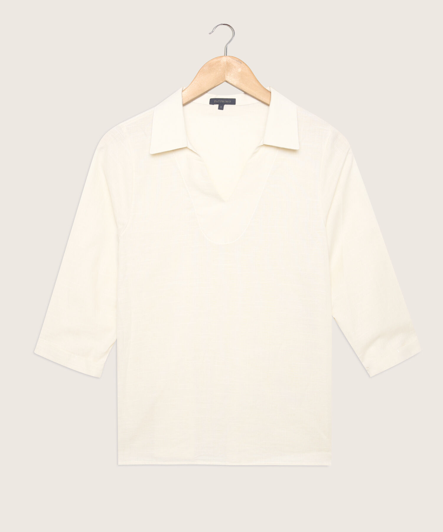 Blusa Unicolor Manga 3/4, Cuello Tipo Camisero Con Falso Interno En Cuello Y Guarda Polvo En Puños