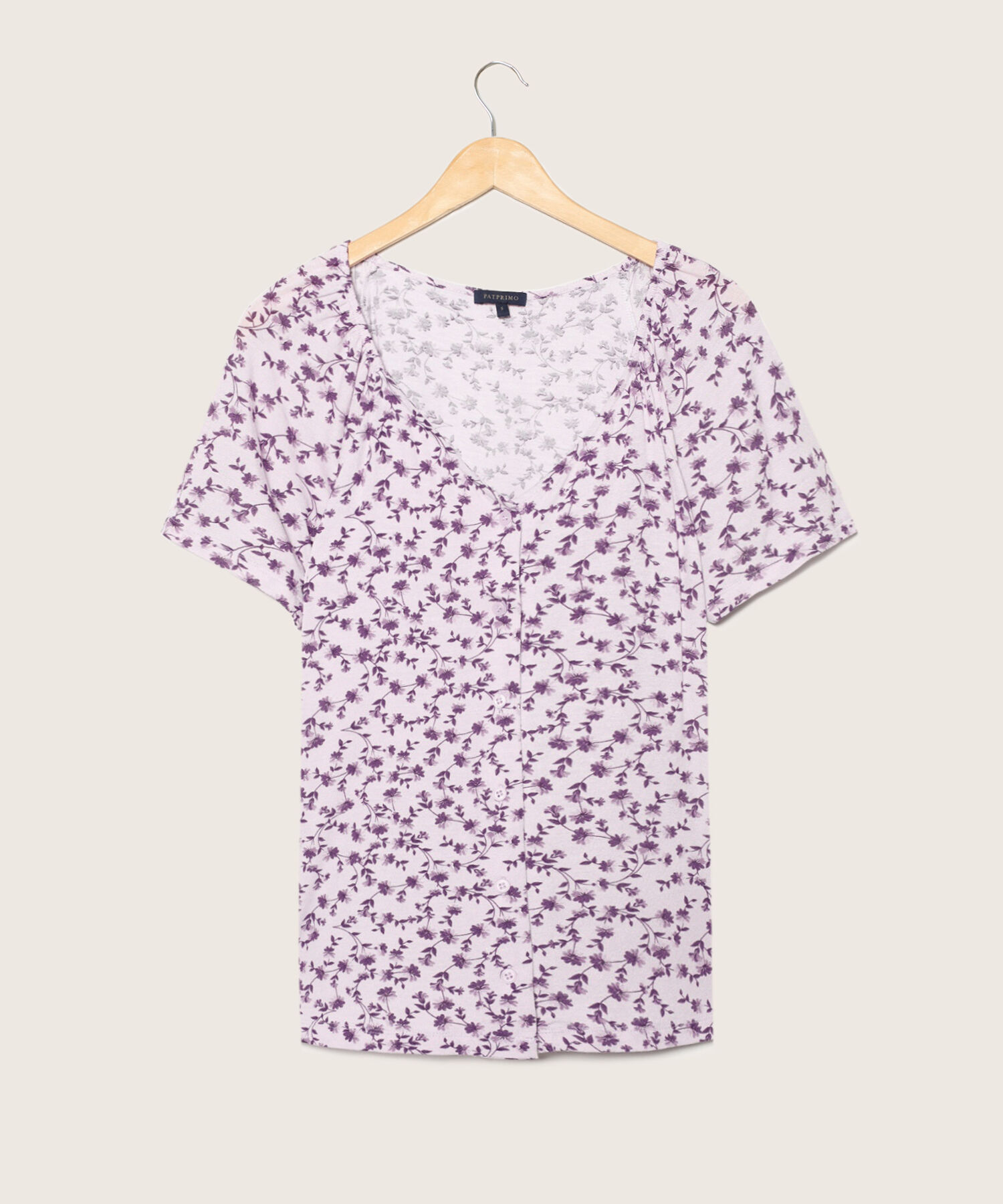 Camiseta Estampada Cuello V, Manga Corta Con Recogido Y Botonadura En Centro Frente