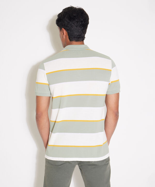 Polo Preteñida, Cuello Y Puños Tejidos Con Bolsillo Y Pechera Interna En Contraste, Silueta Regular Fit