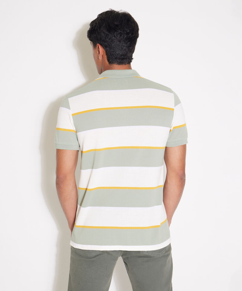 Polo Preteñida, Cuello Y Puños Tejidos Con Bolsillo Y Pechera Interna En Contraste, Silueta Regular Fit