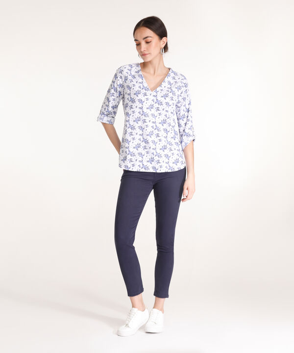 Blusa Estampada, Manga 3/4 Con Charretera, Cuello En V Y Silueta Fluida
