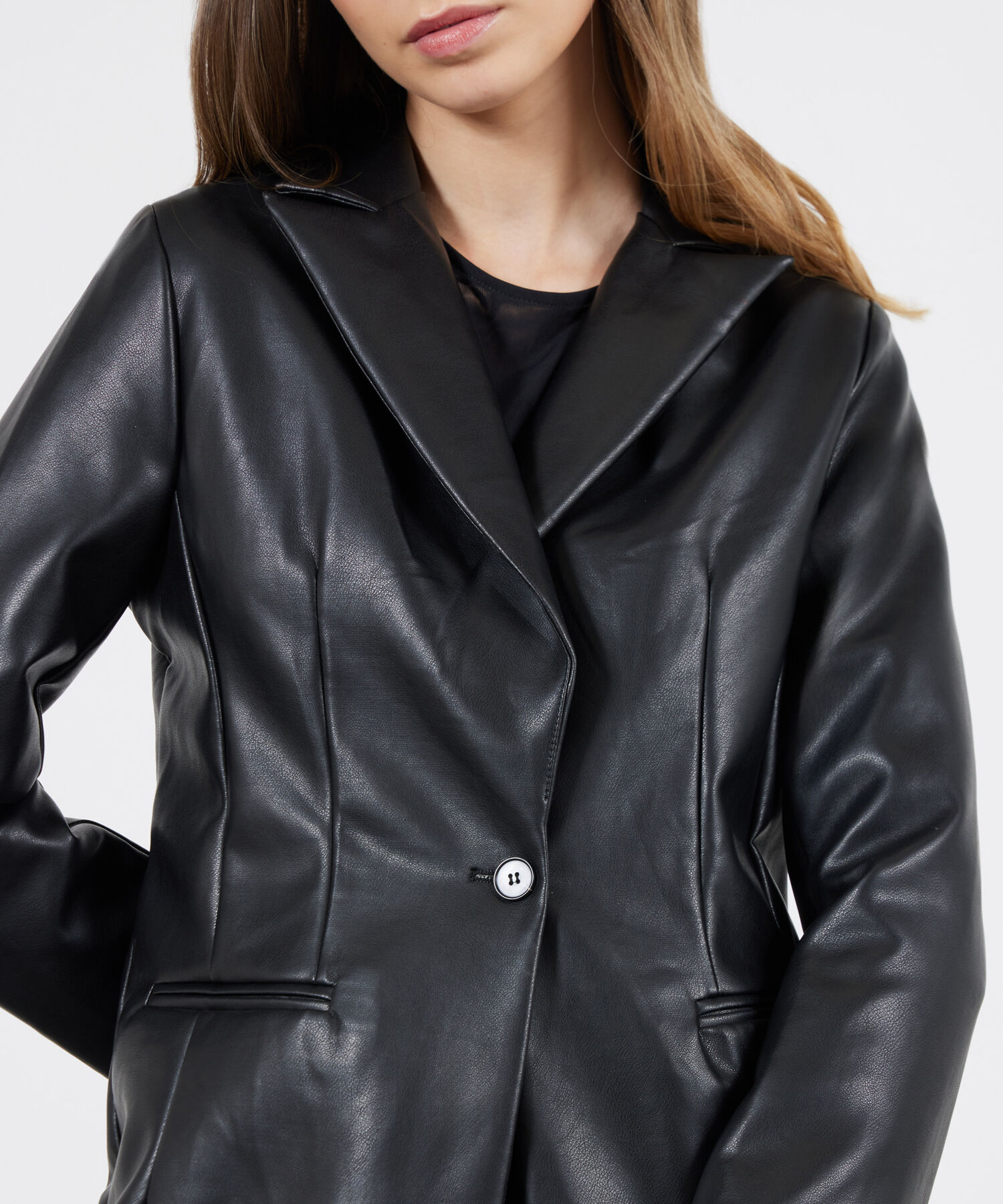 Blazer En Pu Manga Larga Con Boton En Frente