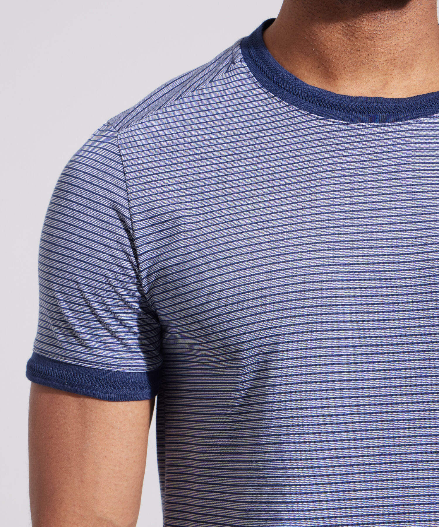 Camiseta Cuello Redondo Con Tira Tejida En Cuello Y Pu&ntilde;o