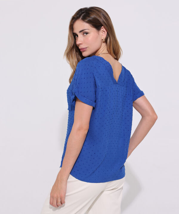 Blusa Unicolor Textura Manga Corta Con Guarda Polvo, Cuello En V, Botonadura, Bolsillo Y Silueta Fluida