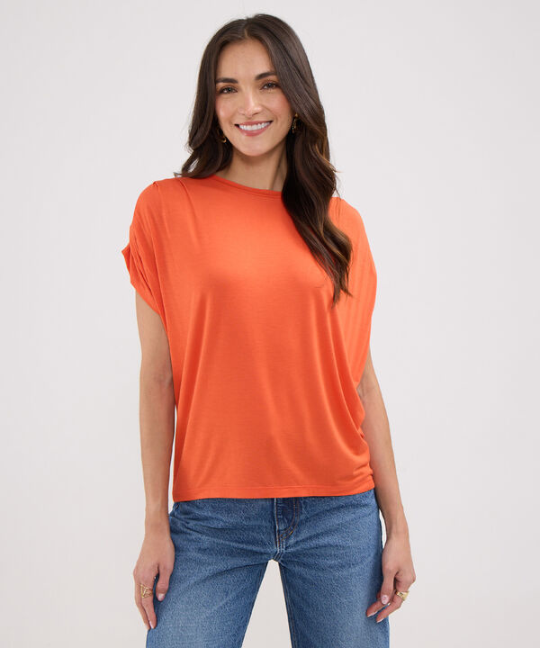 Camiseta Unicolor Cuello Redondo, Manga Sisa Con Pinzas En Hombros