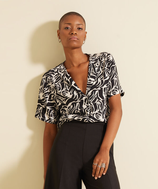 Blusa Estampada Manga Corta Cuello Smoking Corto, Cola De Pato Con Silueta Fluida