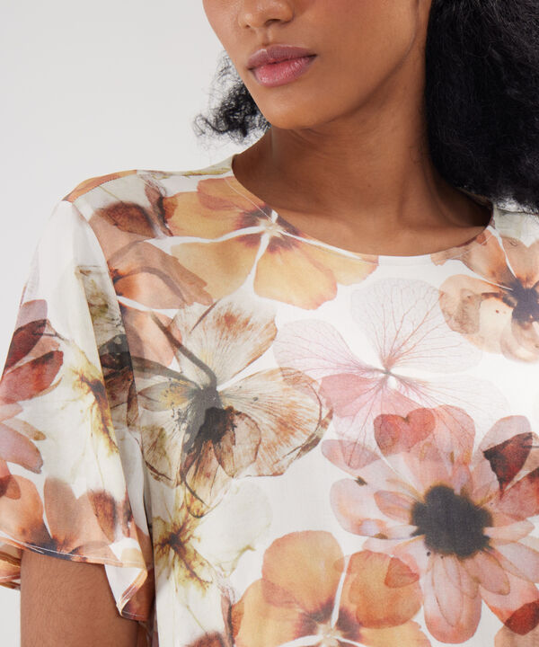 Blusa Estampada Botones En Centro Frente image number null