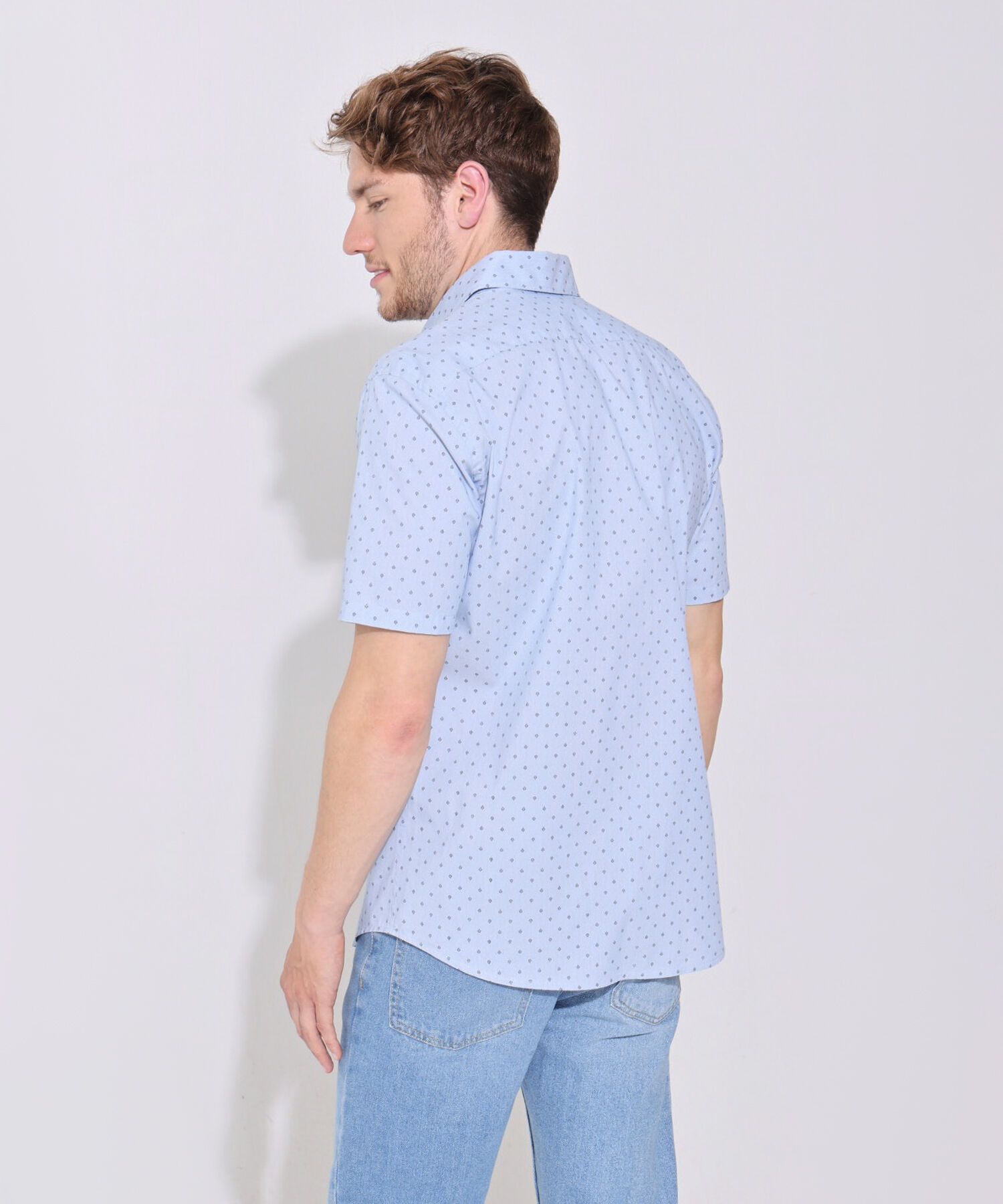 Camisa Estampada Manga Corta Con Bolsillo Y Silueta Slim Fit