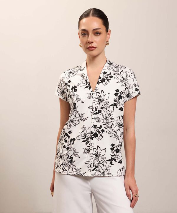 Camiseta cuello mao estampada  image number null