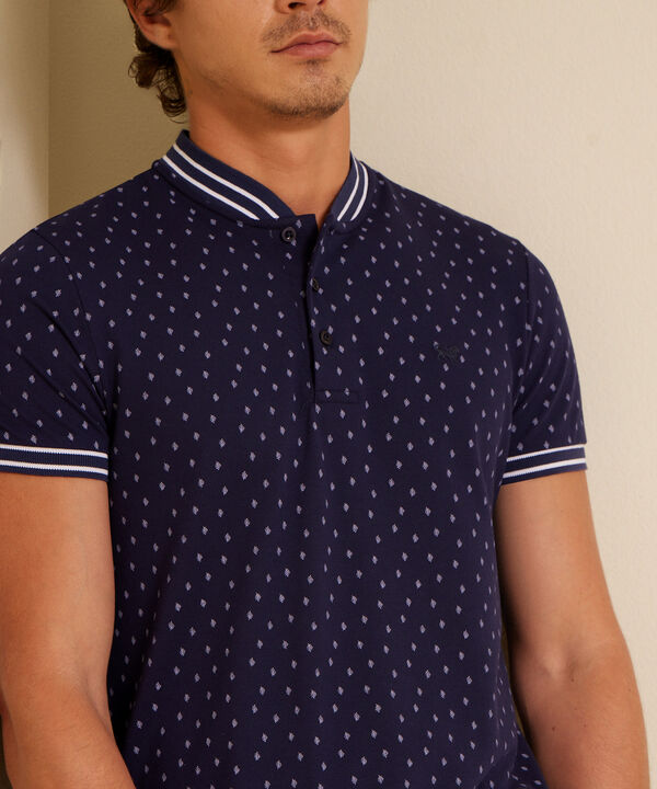 Polo Estampada, Cuello Mao, Manga Corta Con Cuello Y Puños Tejidos Preteñidos, Silueta Slim Fit image number null