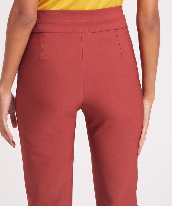 Pantalón Unicolor Con Bolsillos Diagonales