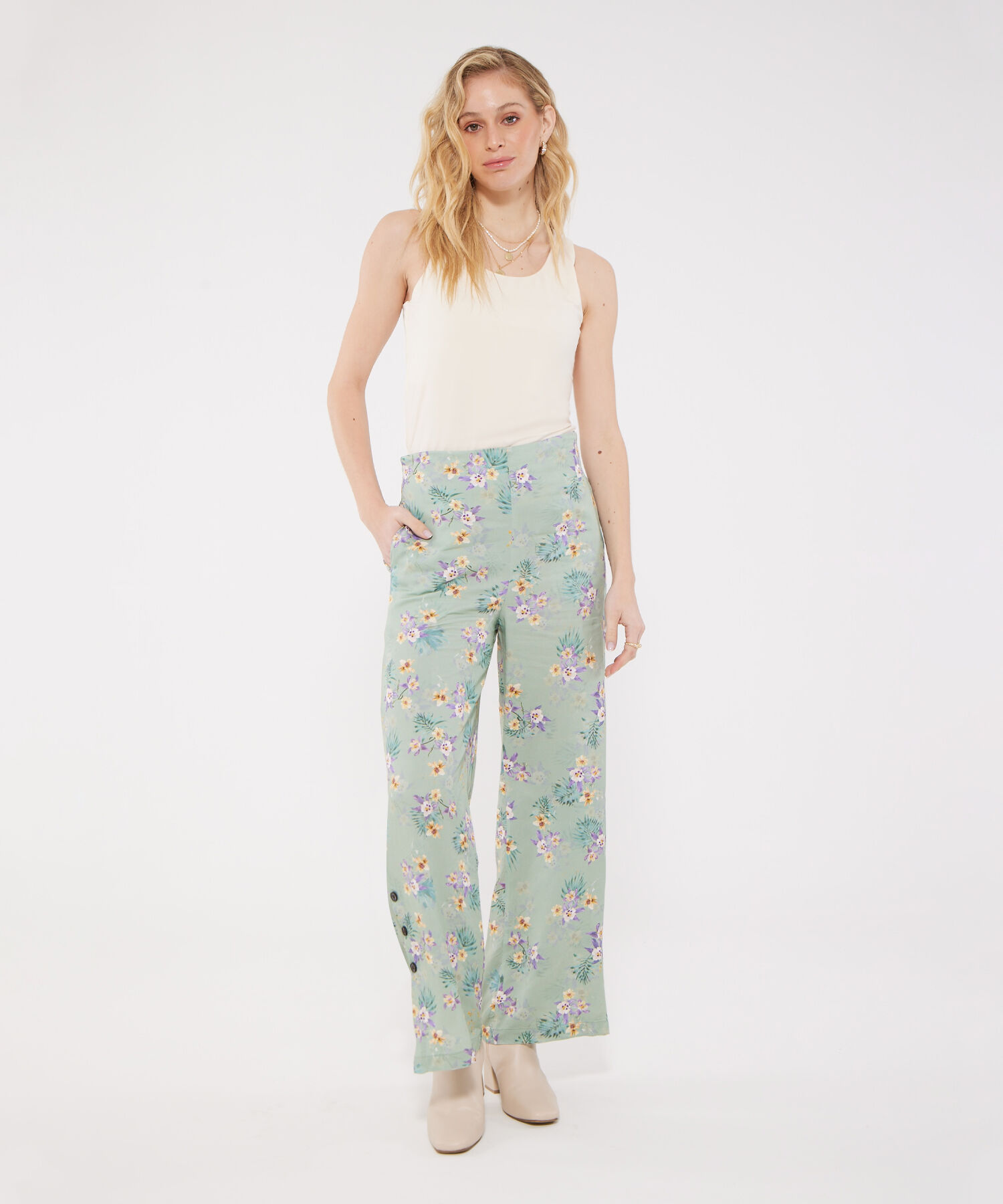 Pantalón Fluido Estampado Con Botones En Bota