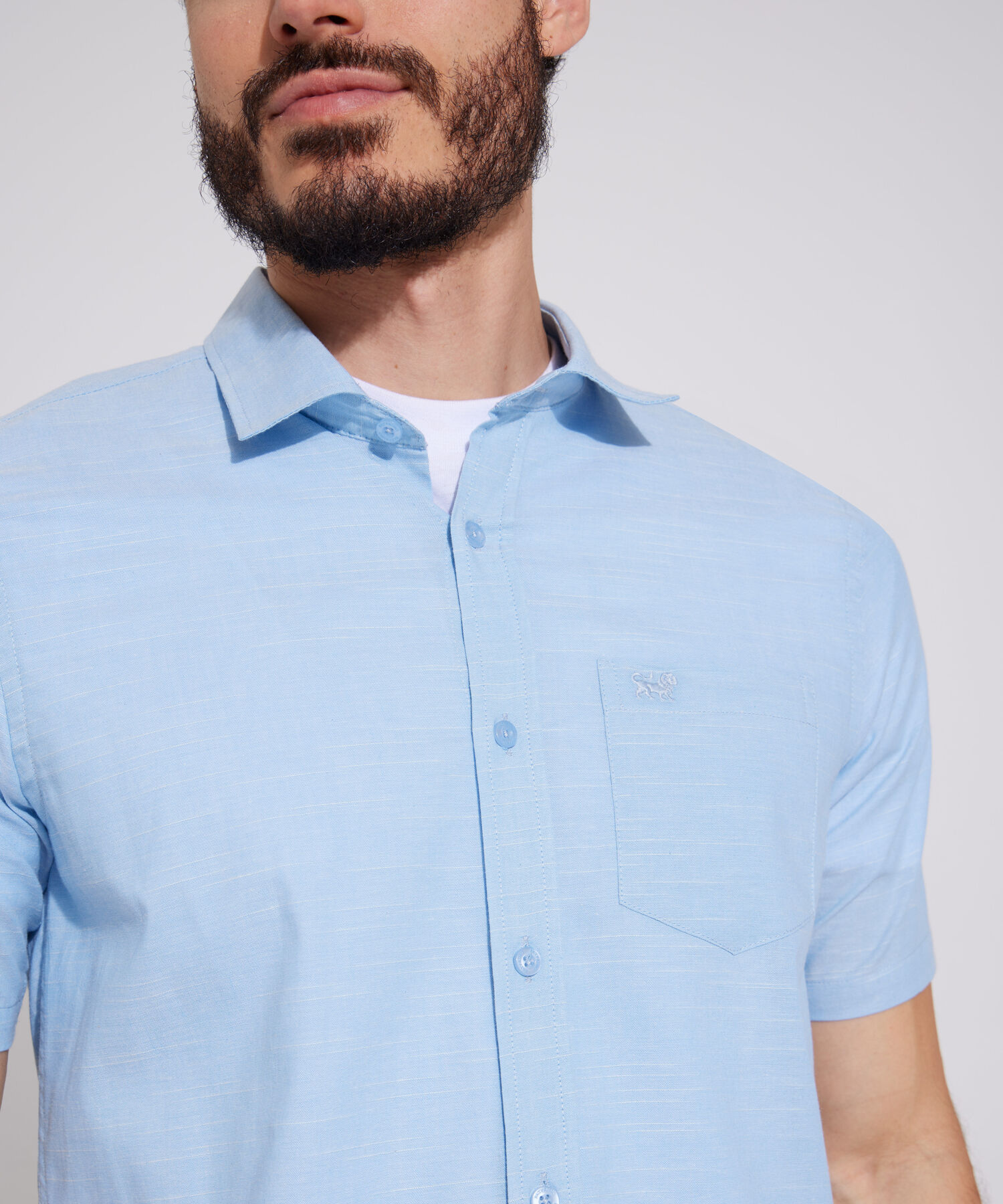Camisa Unicolor Manga Corta Con Bolsillo Y Silueta Slim Fit
