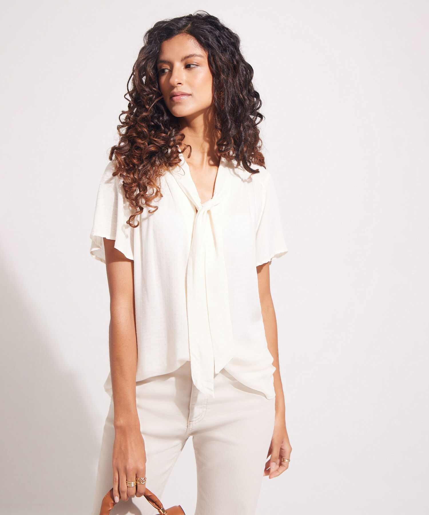 Blusa Unicolor Manga Corta, Cuello Smoking Para Anudar Con Cuello V, Corte En Hombro Con Recogido Y Botonadura En Frente