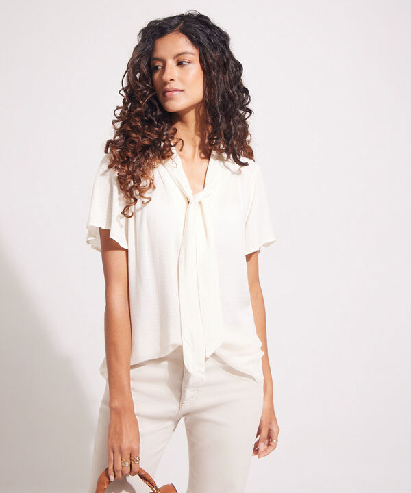 Blusa Unicolor Manga Corta, Cuello Smoking Para Anudar Con Cuello V, Corte En Hombro Con Recogido Y Botonadura En Frente