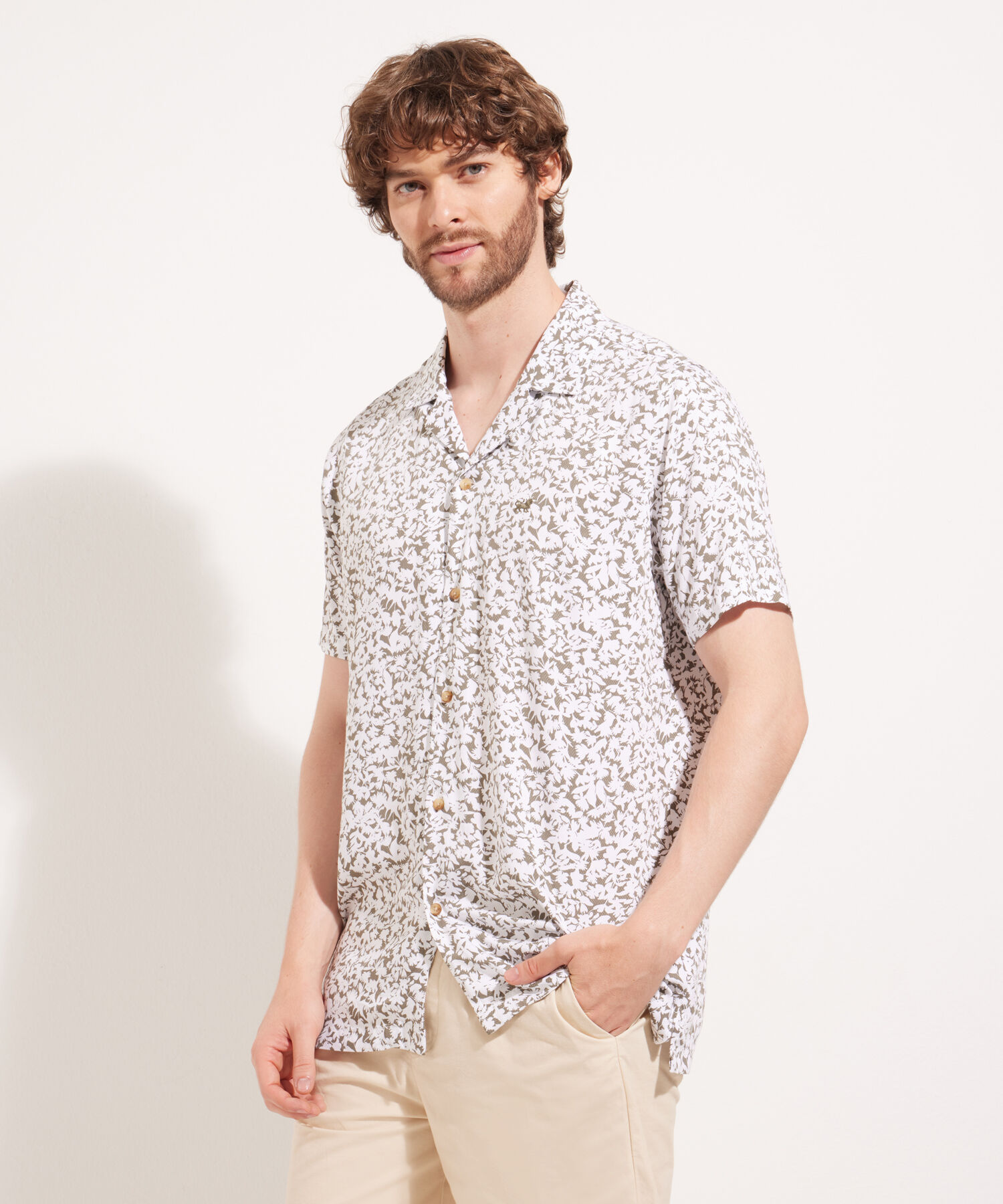 Camisa Cuello Resort Estampada Con Bordado En Frente