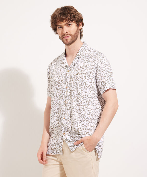 Camisa Cuello Resort Estampada Con Bordado En Frente