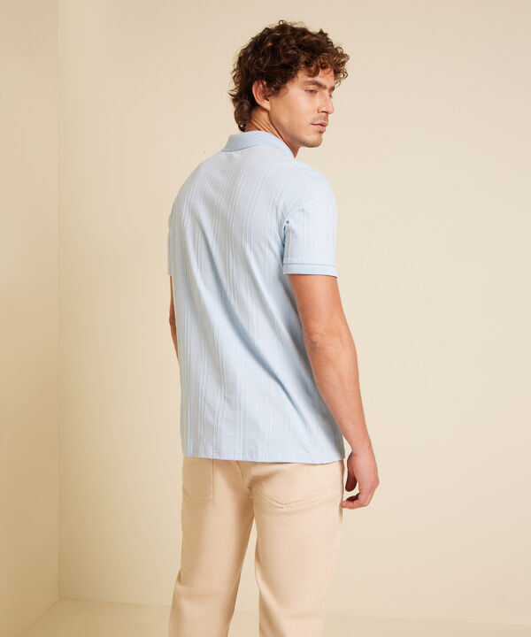 Polo Unicolor Con Textura Cuello Y Pu&ntilde;os Tejidos Sin Bolsillo Con Silueta Regular Fit image number null