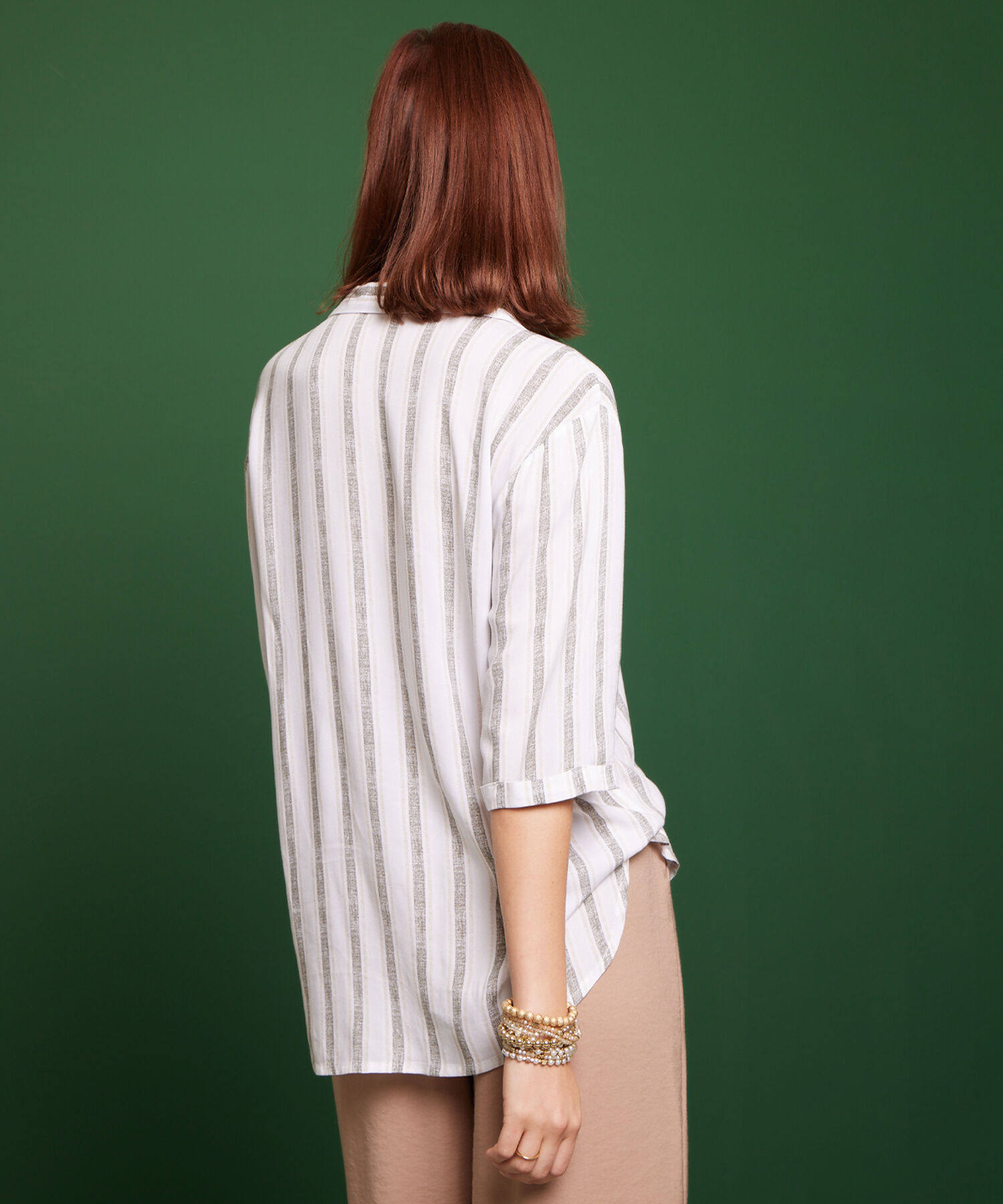 Blusa Estampada, Manga Corta, Cuello Camisero Con Hombro Corrido, Guarda Polvos Y Ruedo Cola De Pato