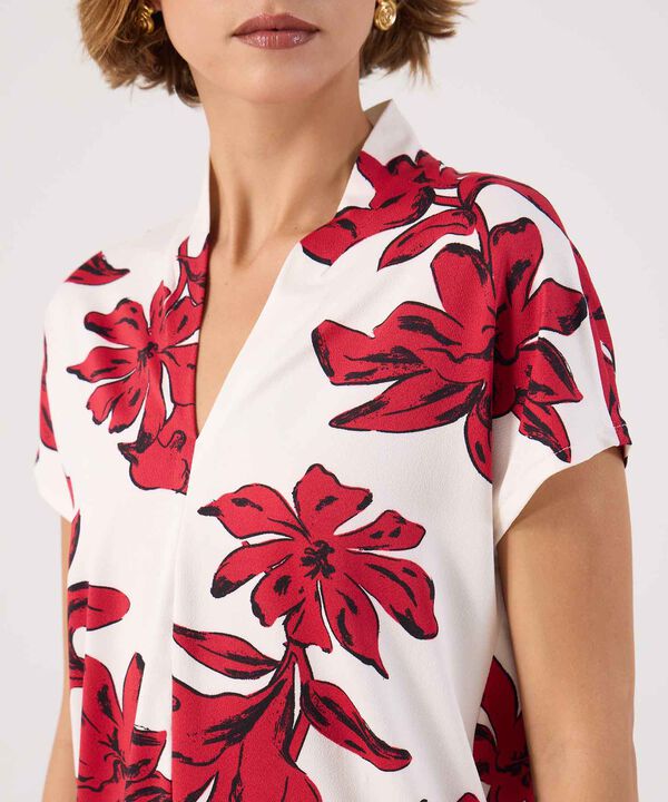 Camiseta cuello mao estampada  image number null
