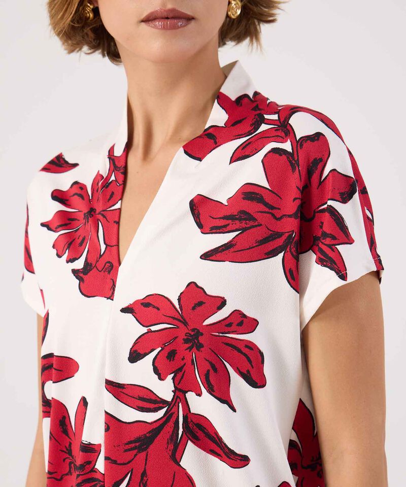Camiseta cuello mao estampada 