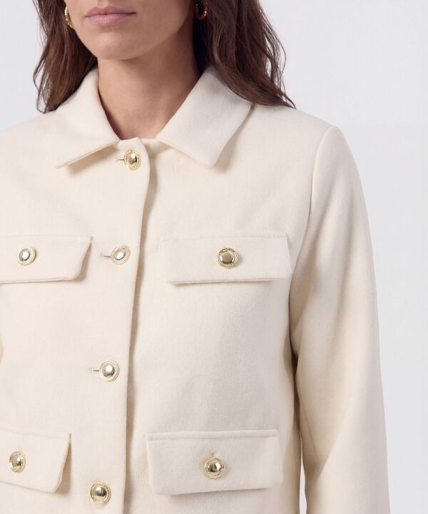 Chaqueta Corta Con Botones Dorados Para Mujer
