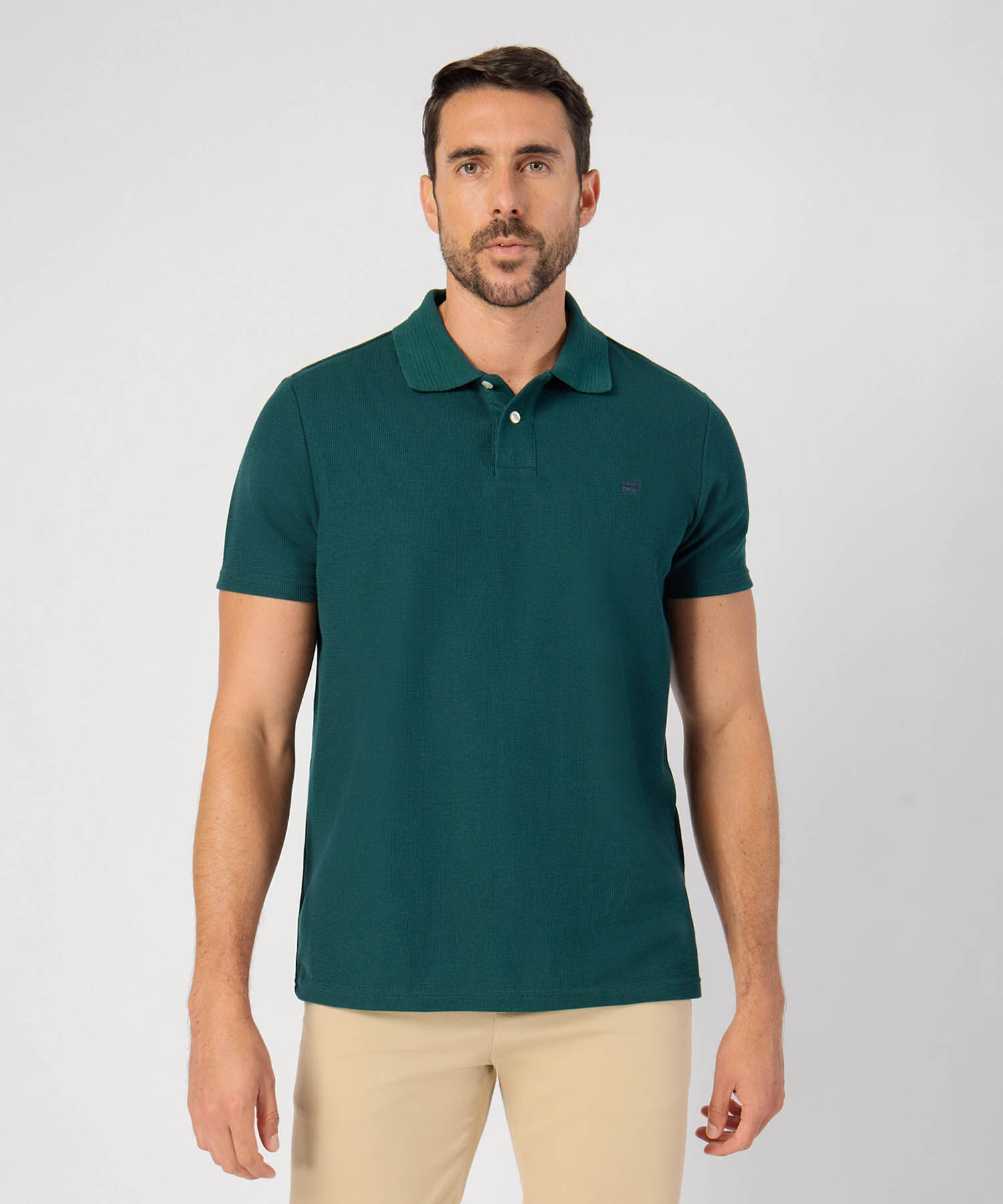 Polo Unicolor Con Detalle En Cuello 