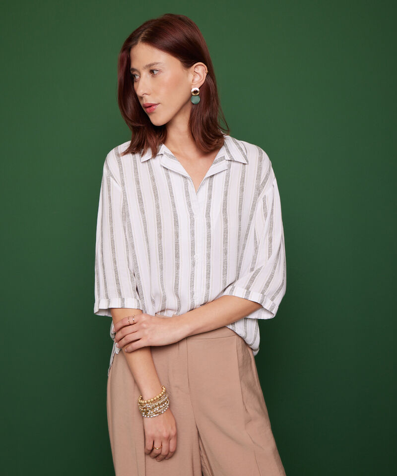Blusa Estampada, Manga Corta, Cuello Camisero Con Hombro Corrido, Guarda Polvos Y Ruedo Cola De Pato