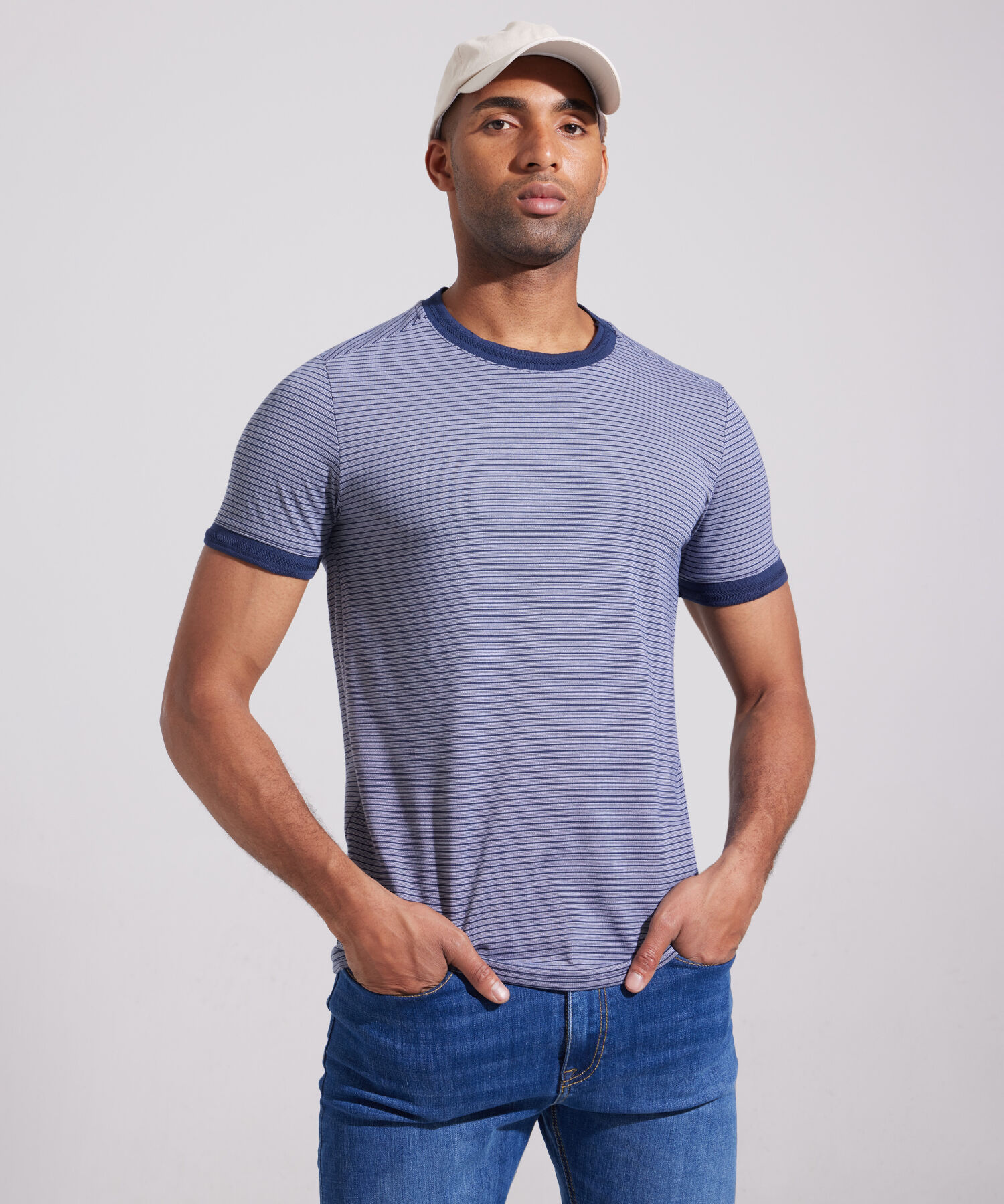 Camiseta Cuello Redondo Con Tira Tejida En Cuello Y Pu&ntilde;o