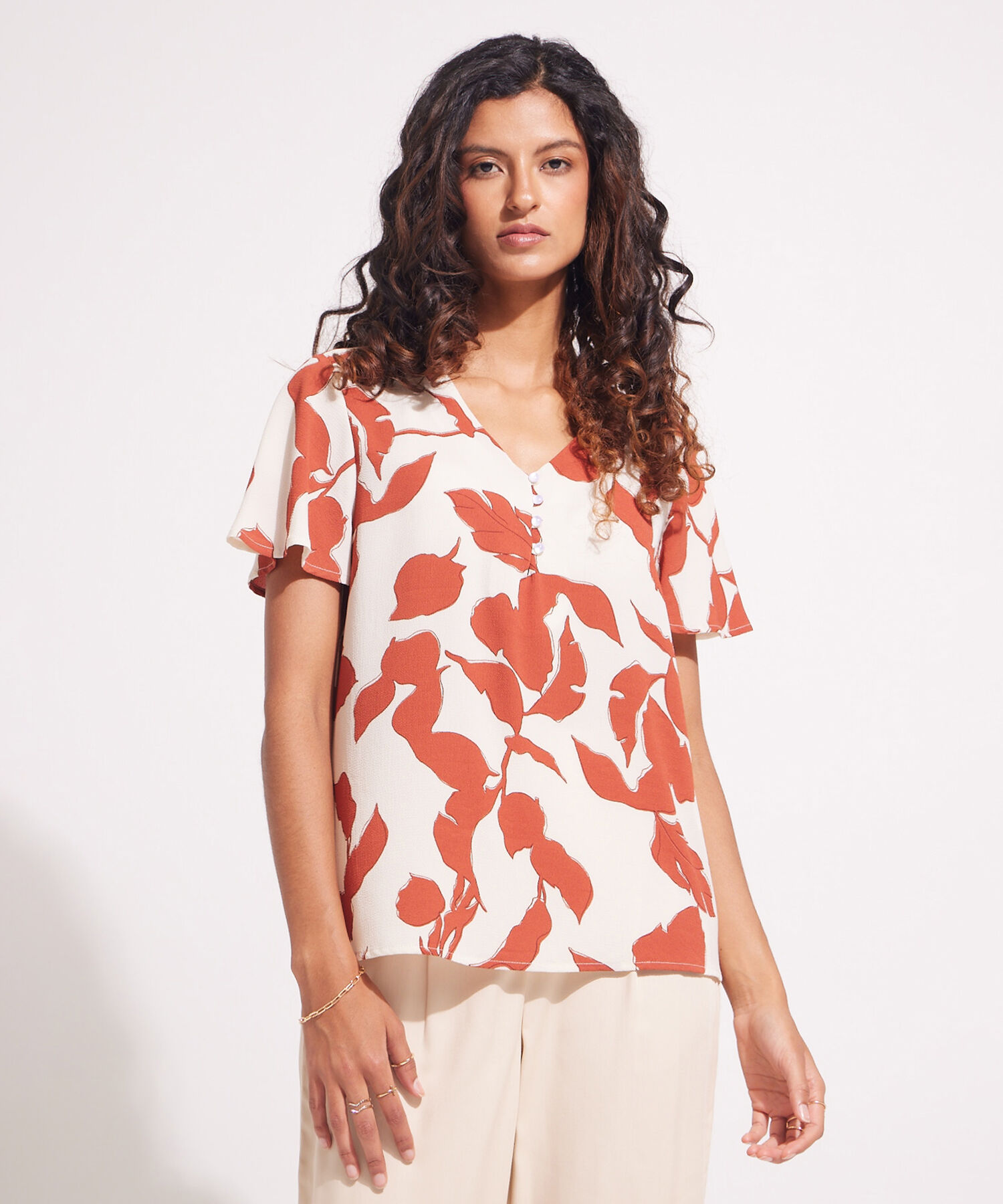 Blusa Manga Corta estampada  Cuello En V Con Botones En Frente