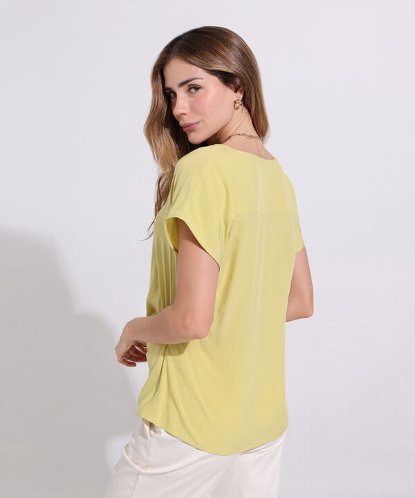 Blusa Cuello En V Con Drapeado En Costado Inferior