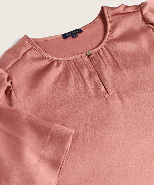 Blusa Unicolor Con Detalle En Cuello