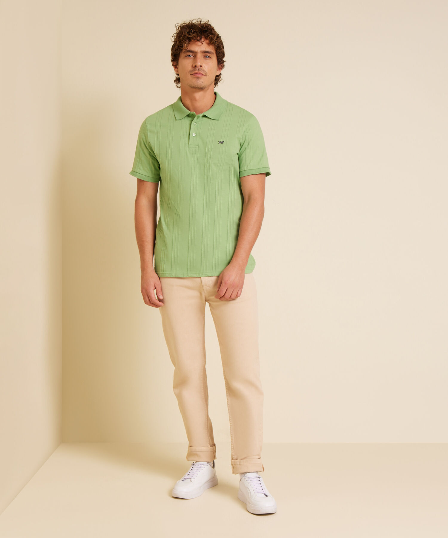 Polo Unicolor Con Textura Cuello Y Pu&ntilde;os Tejidos Sin Bolsillo Con Silueta Regular Fit