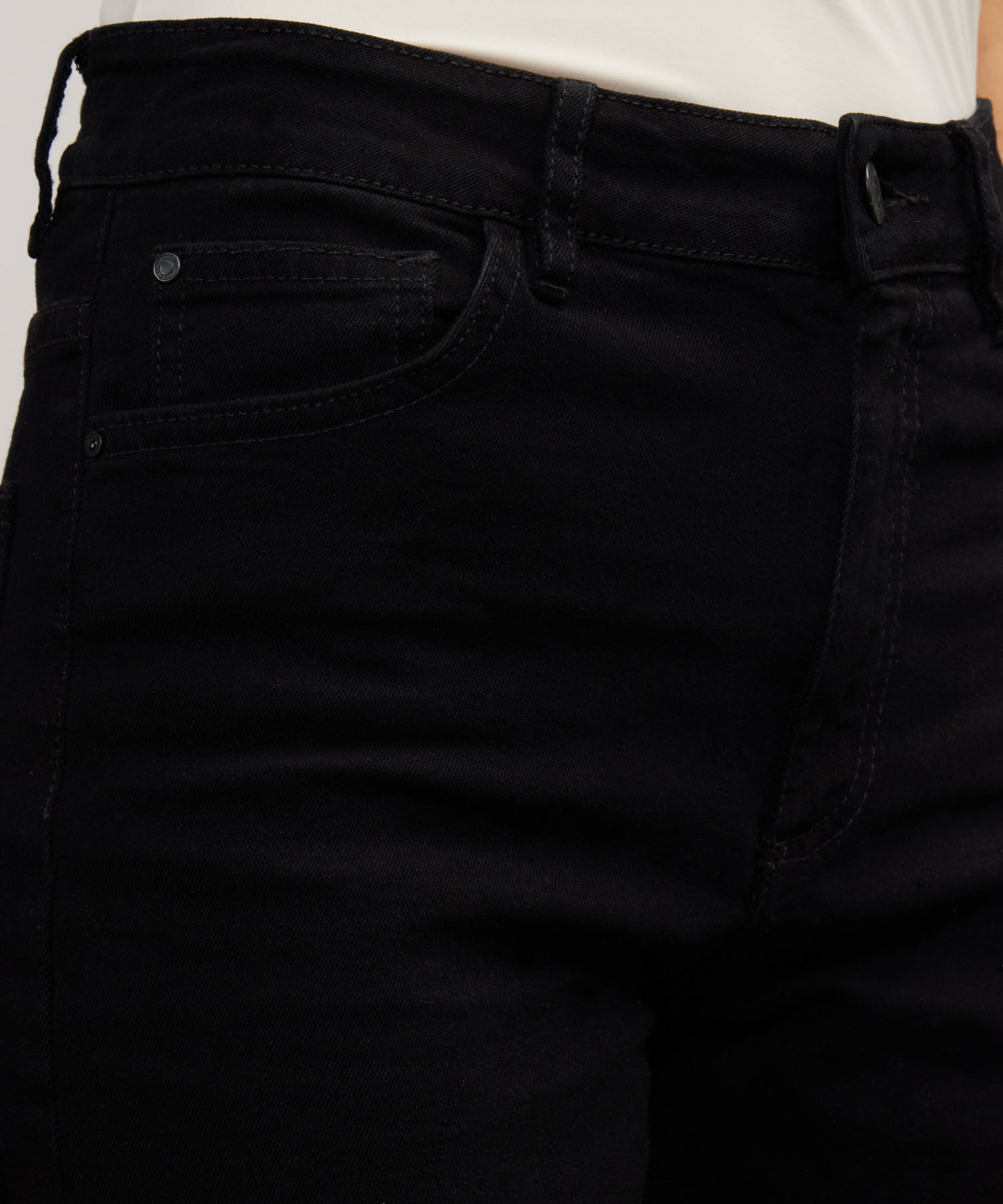 Jean Straight Tono Negro Con Pedreria