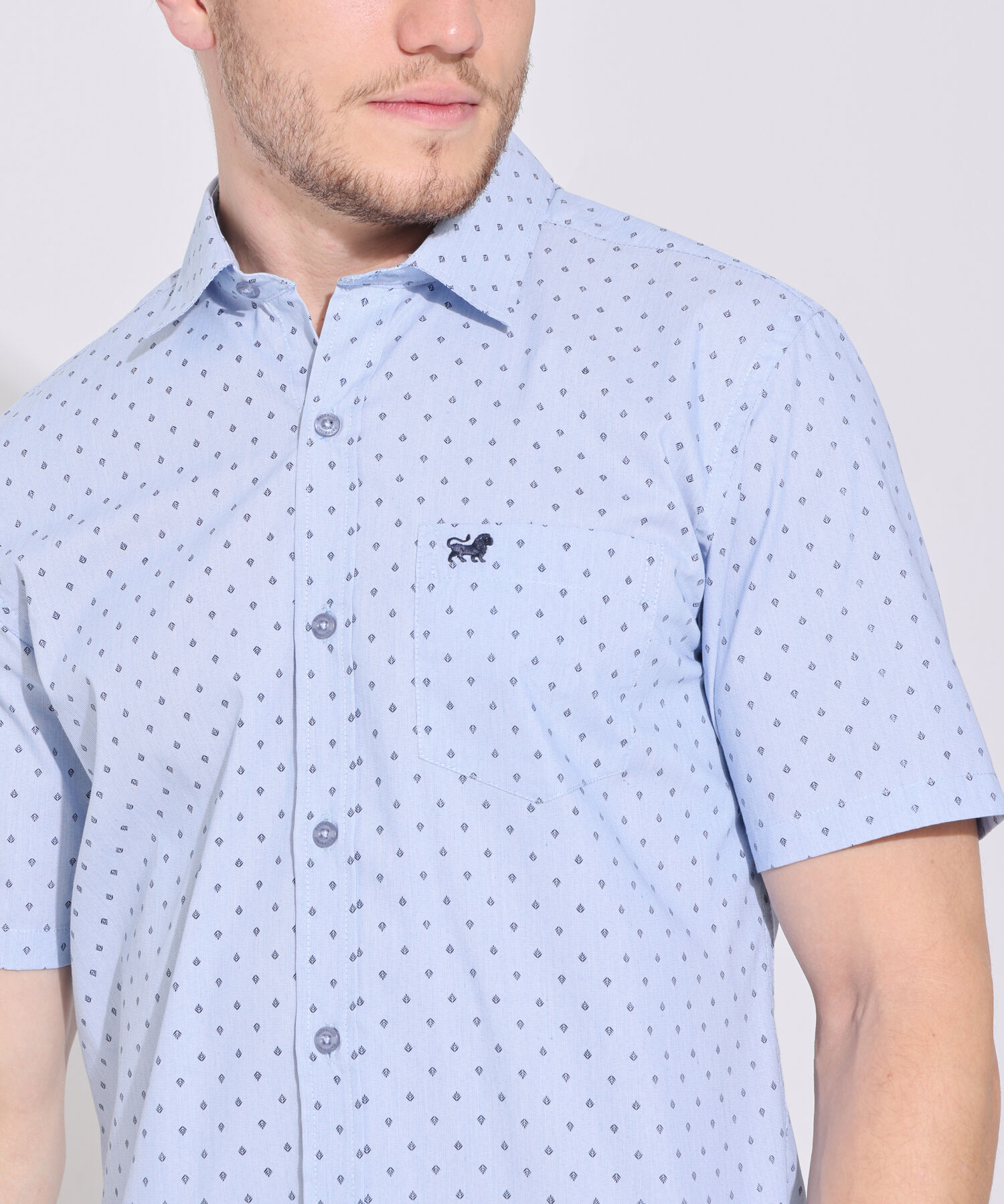 Camisa Estampada Manga Corta Con Bolsillo Y Silueta Slim Fit