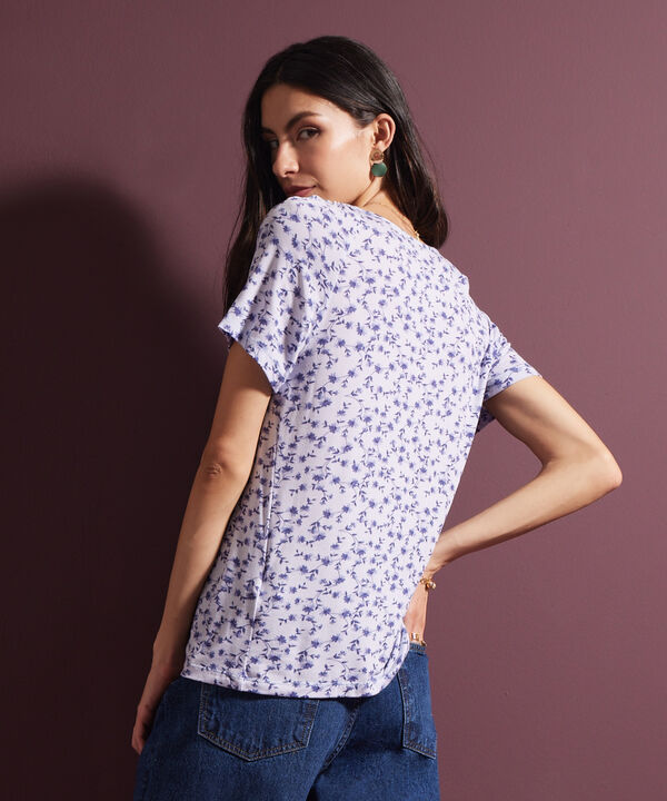 Camiseta Estampada Cuello V, Manga Corta Con Recogido Y Botonadura En Centro Frente