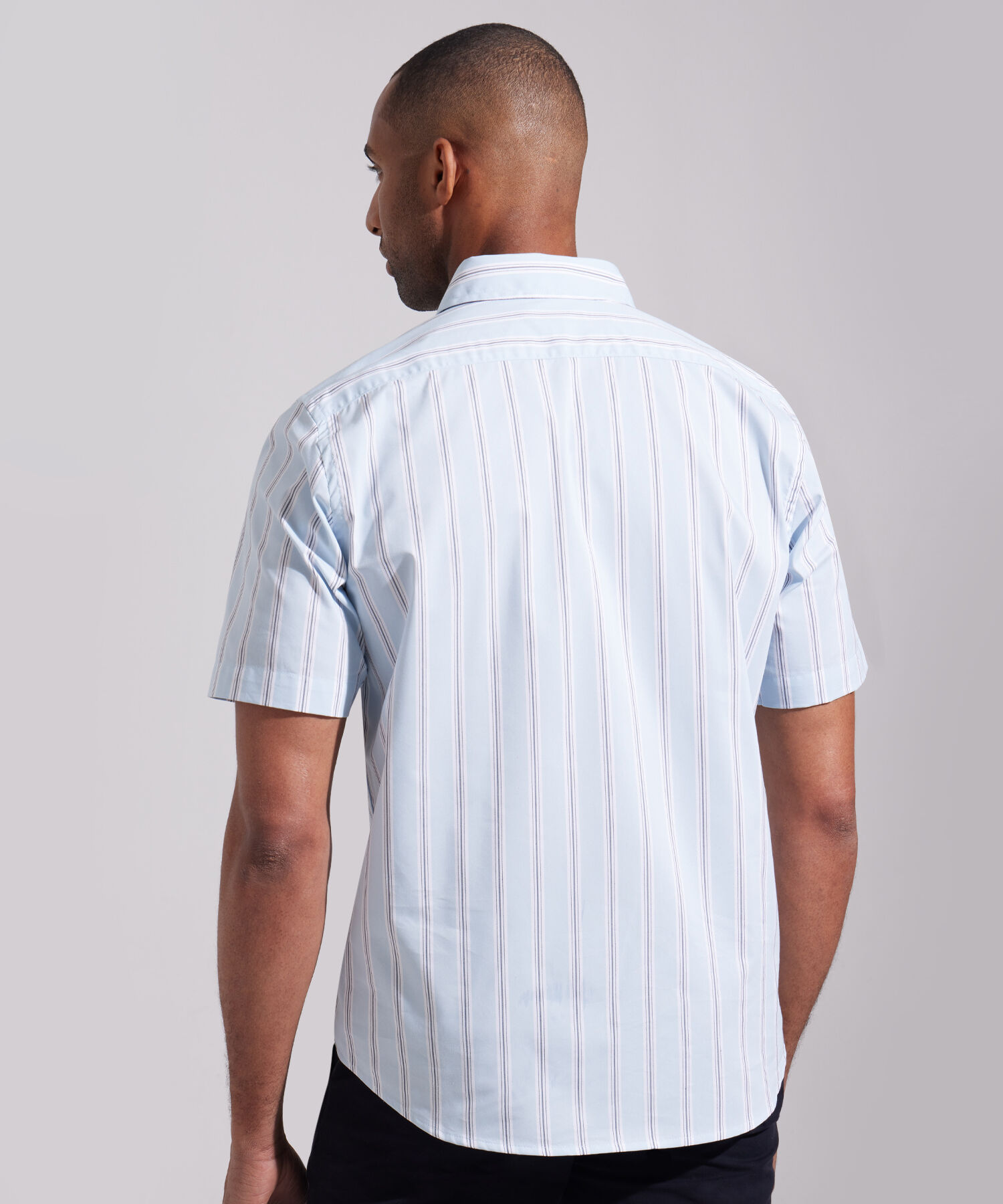 Camisa Preteñida Manga Corta Con Bolsillo Y Silueta Regular Fit