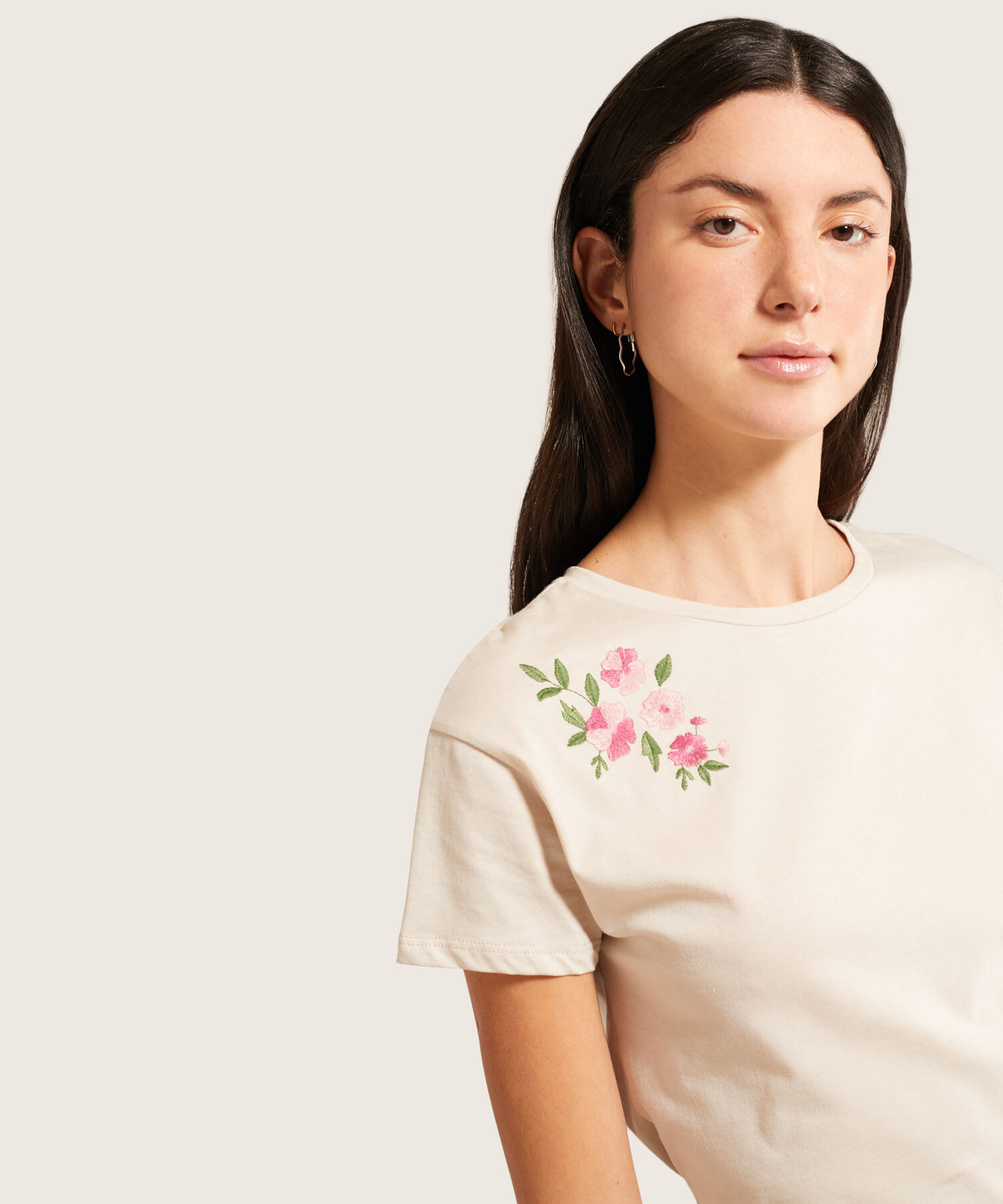 Camiseta Manga Corta Con Bordado