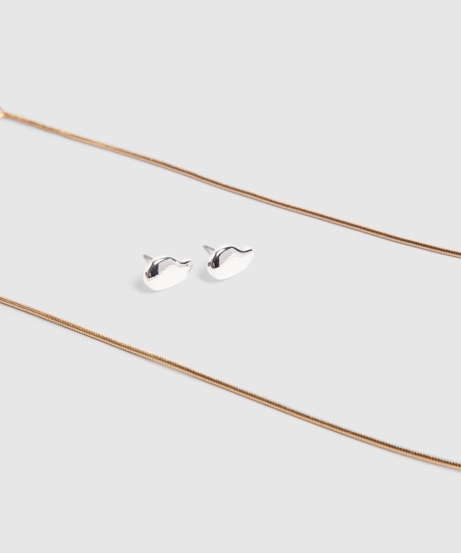 Set Bicolor Con Collar Y Aretes En Forma Orgánica 