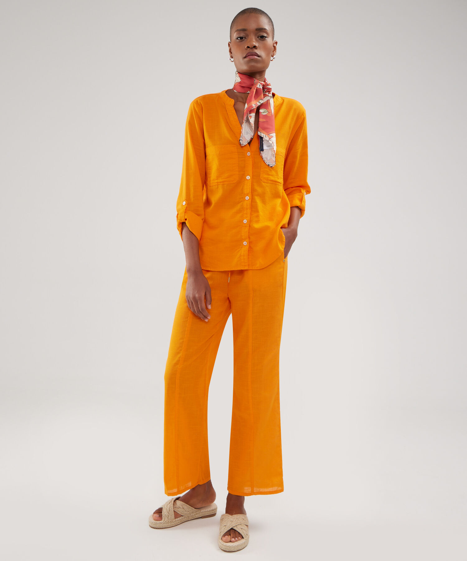 Pantalon Unicolor Bota Recta En Lino