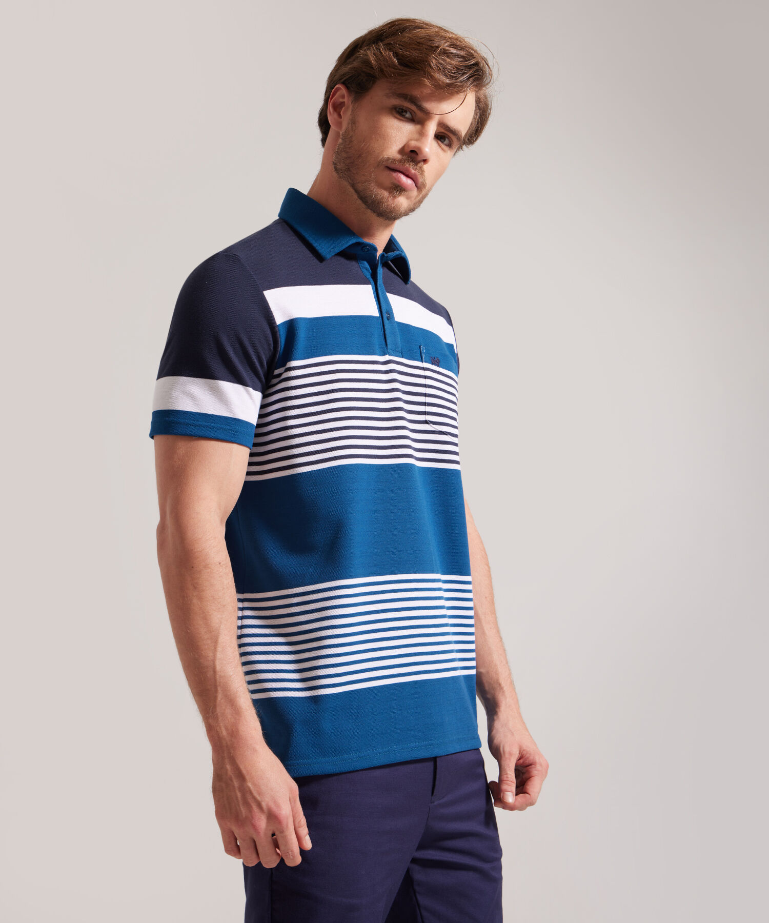 Polo Cuello Duro Con Bolsillo, Pique Preteñido Y Silueta Regular Fit Azul