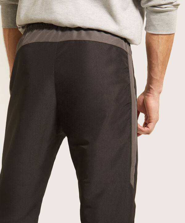 Pantal&oacute;n Jogger Plano Unicolor Con Cortes Contraste, Bolsillos Laterales, Cord&oacute;n Ajustable Y El&aacute;stico Interno, Sport L&iacute;neas