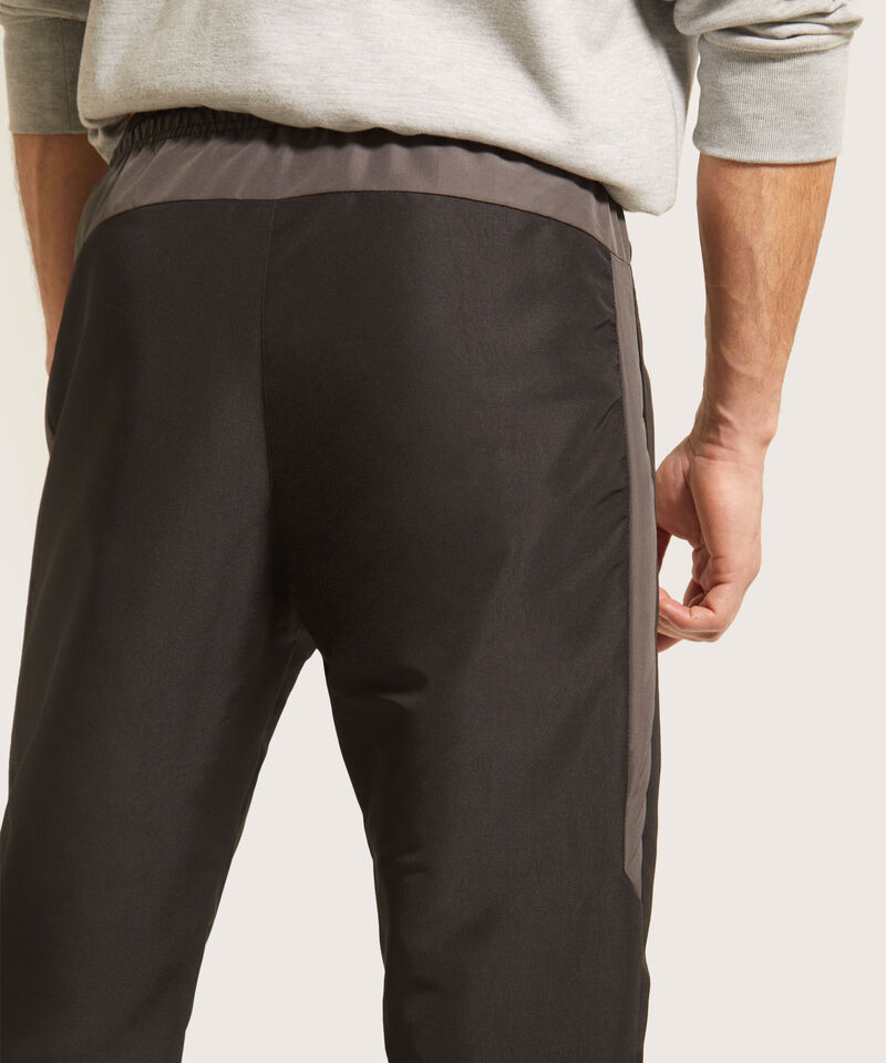 Pantal&oacute;n Jogger Plano Unicolor Con Cortes Contraste, Bolsillos Laterales, Cord&oacute;n Ajustable Y El&aacute;stico Interno, Sport L&iacute;neas