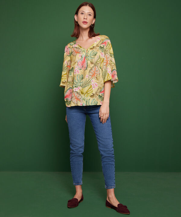 Blusa Estampada Con Botonadura Corta Al Beso En Frente, Manga Al Codo